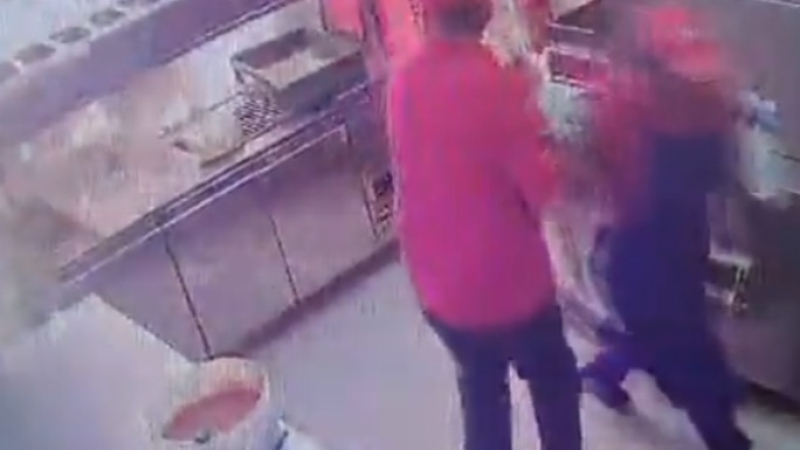 Страховит инцидент: Мъж атакува ресторант със запалителни бомби ВИДЕО