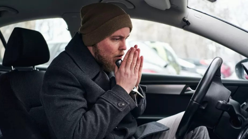 Експерт разкри как най-лесно да затоплите колата след нощ на студ 