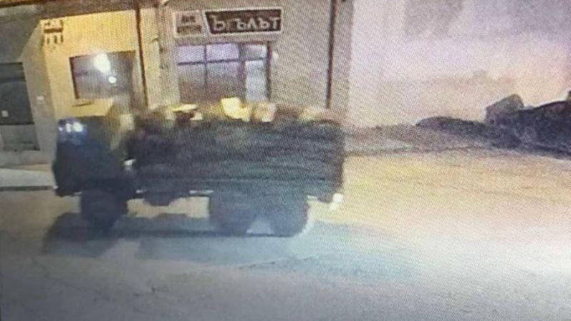С камион на кмета на с. Тополчане Валентин Вълев е извършена кражба на 11 кубика дърва 