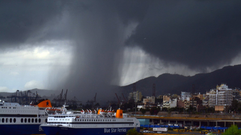Мощни ветрове връхлетяха Гърция: Затварят пристанищата 
