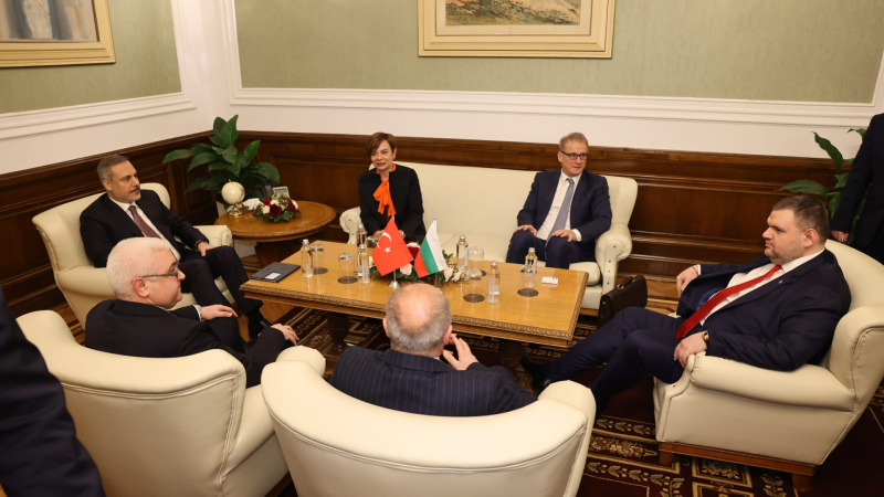 Пеевски обсъди взаимоотношенията на добросъседство и сътрудничество с външния министър на Турция СНИМКИ
