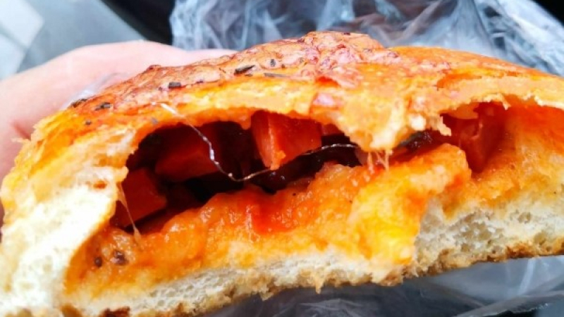 Мъж си купи пица от закусвалня във Враца и едва не повърна, след като отхапа от нея СНИМКИ