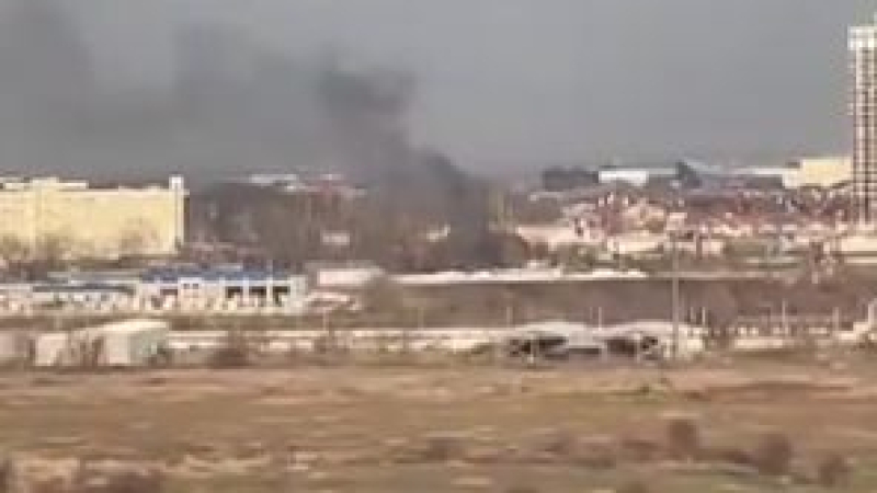 Мощни експлозии разтърсиха Крим, черни облаци дим се издигат над летище "Белбек“ 