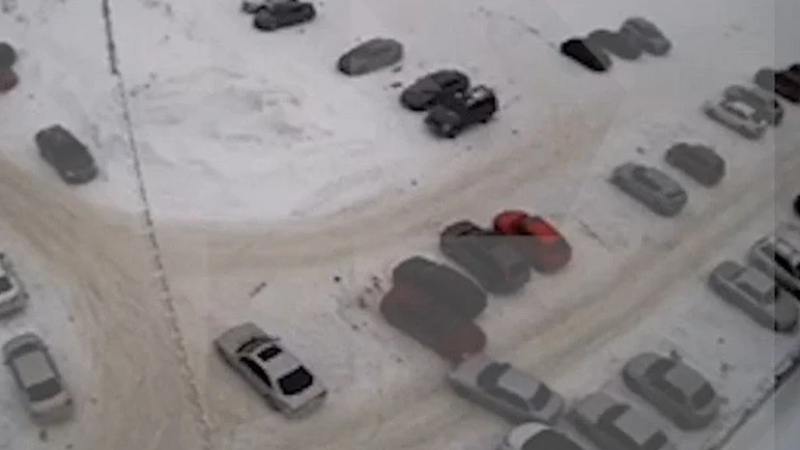 Зрелищни ВИДЕА: Вижте как автомобил започна да "танцува" и разбива на паркинг