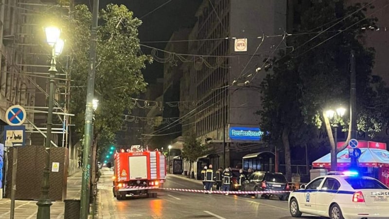 Паника в Гърция: Бомба избухна пред ключово министерство и разтърси Атина СНИМКИ