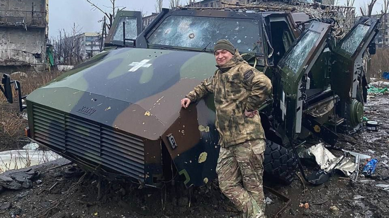 Украинска бронирана машина Dingo 2 беше атакувана от неизвестен боеприпас