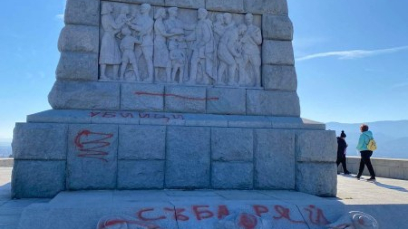 Грозно: Ето в какъв вид осъмна паметника на Альоша в Пловдив