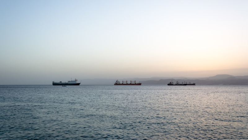 Снаряд удари британски товарен кораб в Червено море