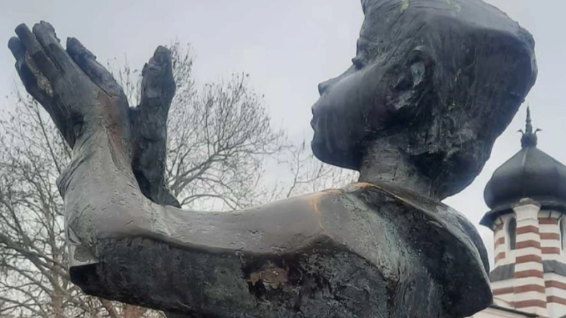 Чобанин откърти с чук и открадна част от емблематична скулптура в Плевен