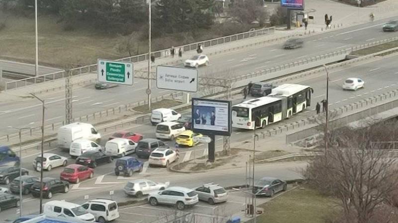 Извънредно: Тежка катастрофа с автобус затапи столичното "Цариградско шосе" СНИМКИ 