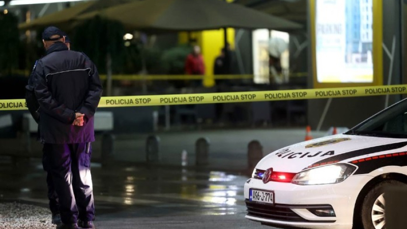 Полицай уби жена с пистолет в търговски център и хукна да бяга, но... СНИМКИ