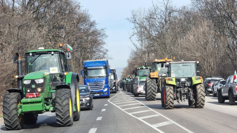 Тежка техника блокира България, недоволни земеделци палят бали и... СНИМКИ 