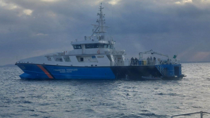 Герои: Български кораб спаси 44 живота СНИМКИ