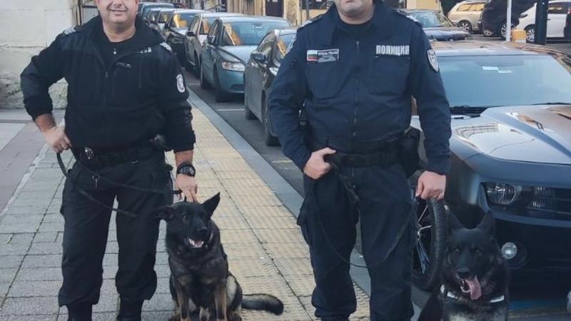 В центъра на Бургас ще почернее от сериозни полицаи, злобни кучета ще гледат минувачите