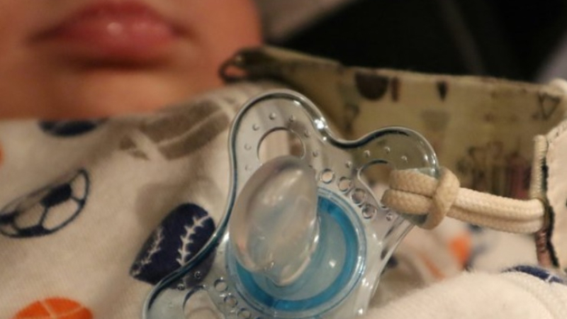Необичайно: Мъж отмъкна бибероните на бебета, ето каква е причината СНИМКИ