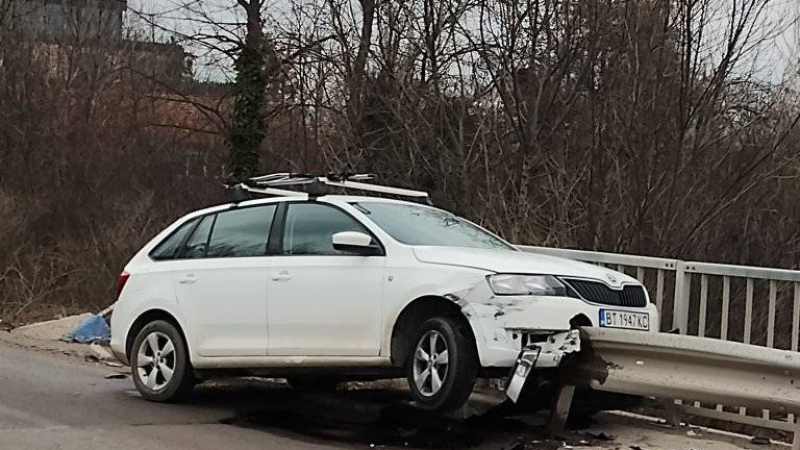Зрелищна катастрофа в София! Бяла кола стои пронизана на пътя СНИМКИ