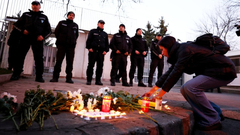 Гъмжи от полиция пред руското посолство, гневни граждани излязоха на протест СНИМКИ