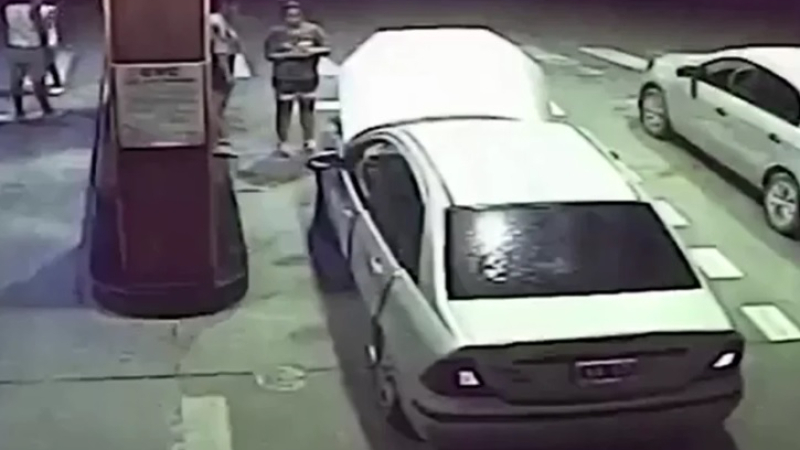 Зрелищни ВИДЕА: Вижте как кола, пълна с кокаин, се взриви на бензиностанция