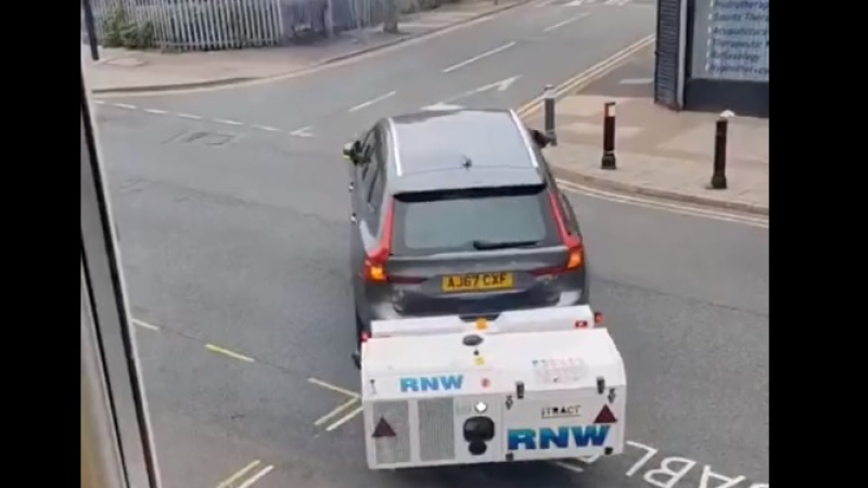ВИДЕО запечата как робот евакуатор отнася неправилно паркиран автомобил 