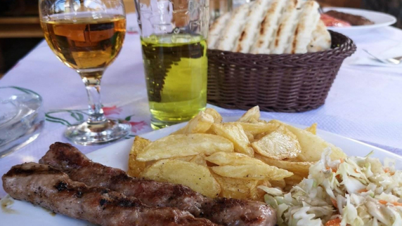 Кръчмарите в Скопие почнаха да ни цакат с български номера, поръчваш месо, а ти сервират...