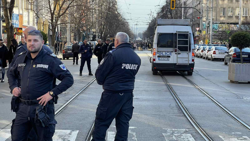 Почерня от полиция в София, по улиците тръгнаха... СНИМКИ