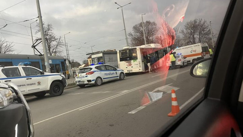 Кошмар в София: Автобус навлезе в насрещното, прегази три коли и... СНИМКИ