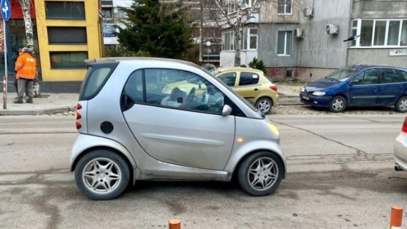 На заден ход: Кола с неочакван шофьор без малко да блъсне баща и дъщеря му на пешеходна в Шумен