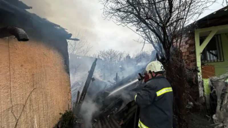 Огнен ад в Хасково: Къща избухна в пламъци, а вътре майка и...