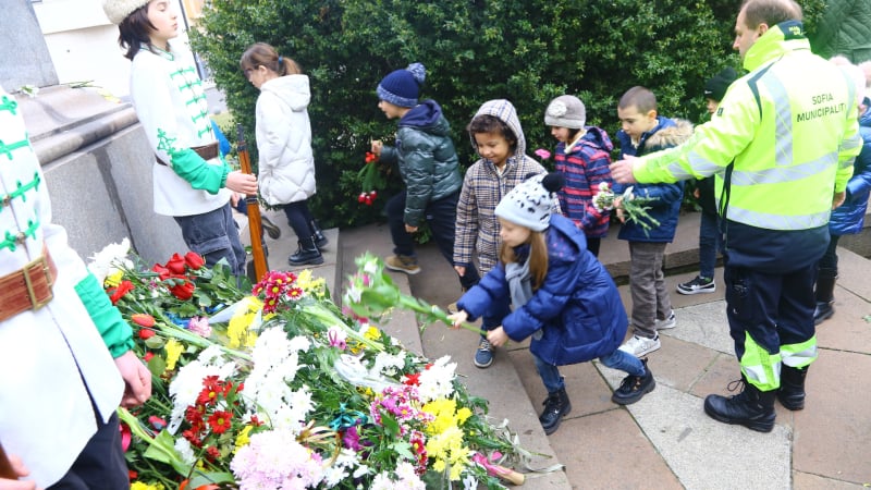 Фоторепортаж в БЛИЦ: Най-малките - най-ранобудни пред Левски, полиция и гвардейци ги пазят 