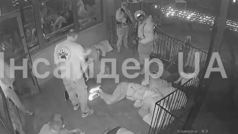 Наемници от ЧВК „Медвед“ с пиянски мераци към жени в Крим, после в заведението стана страшно ВИДЕО 18+