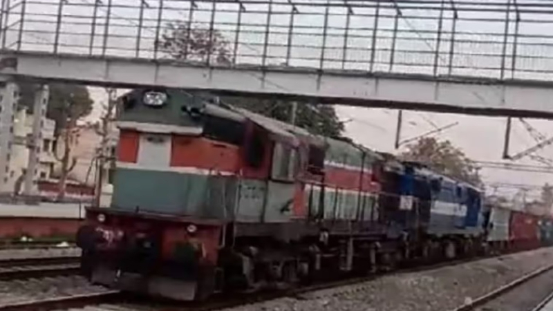 ВИДЕО запечата уникален инцидент с влак с 53 вагона 