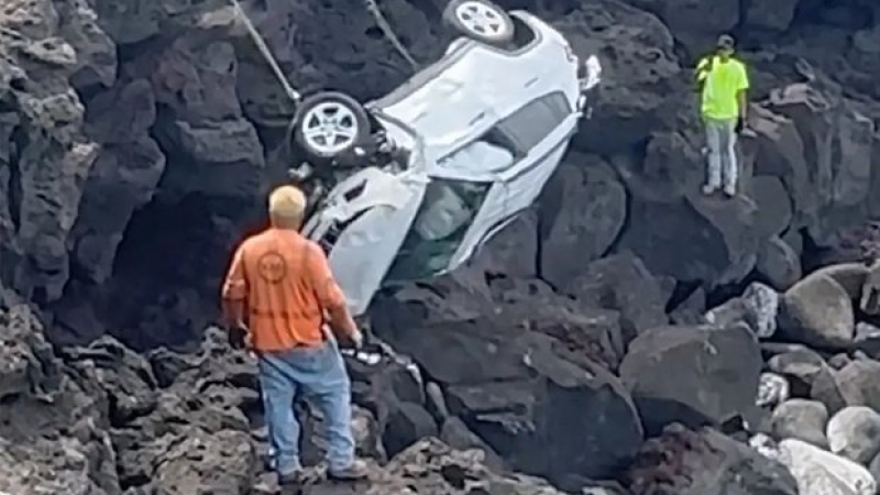 Не е за вярване: Мъж падна от скала с колата си директно в океана, а после...