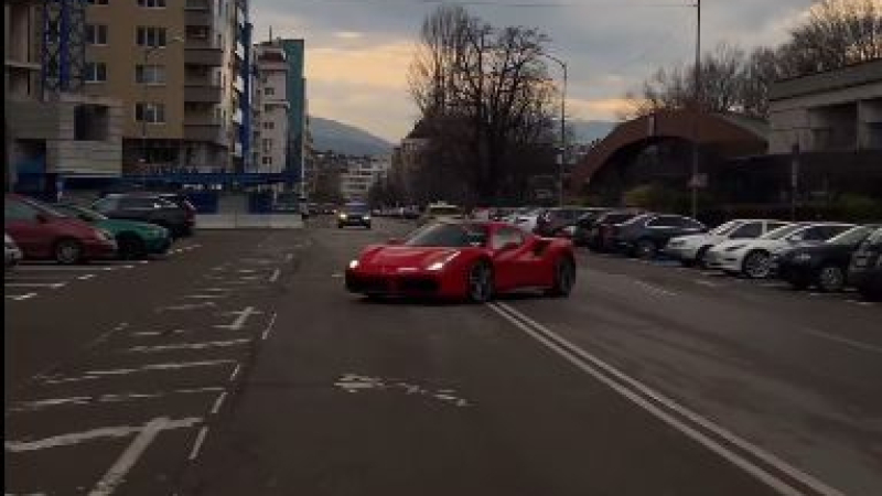 Ето какво направи баровец с червено "Ферари" пред скъпарски хотел в София ВИДЕО