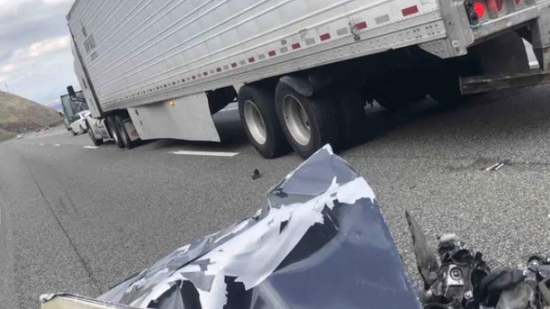 Камион влачи автомобил 150 метра, случи се нещо удивително ВИДЕО