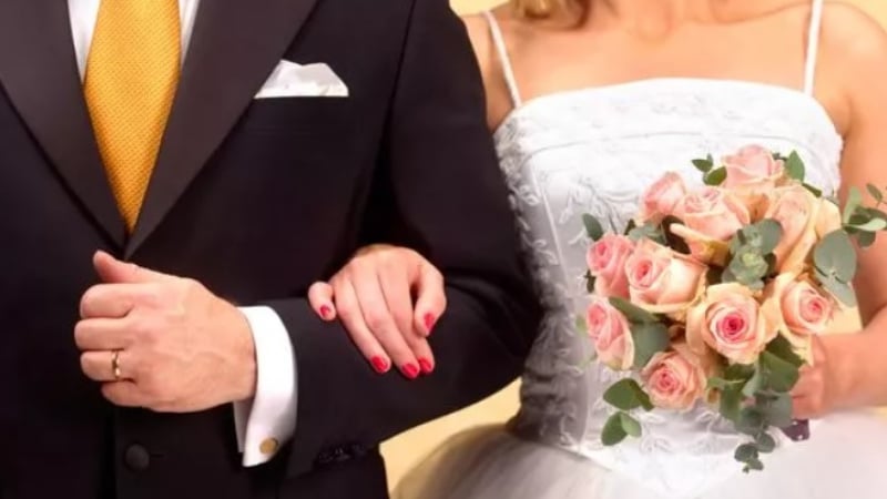 Булка и младоженец ядосаха гостите си с необичайно изискване в сватбената им покана
