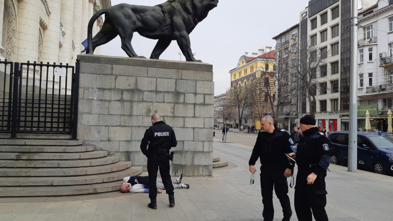 Инфарктна ситуация с полумъртъв мъж пред Съдебната палата в София СНИМКИ 18+