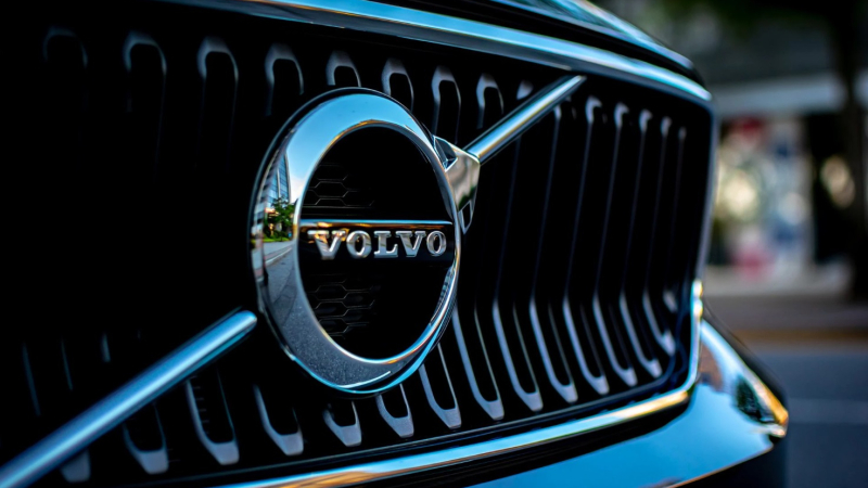 Революционната технология на Volvo Cars за свързана безопасност вече предупреждава водачите за инциденти напред.