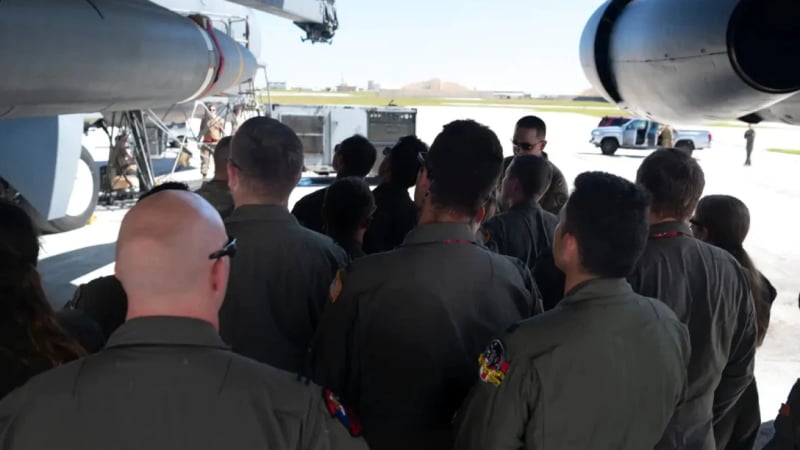 Поздрав за Китай: САЩ показаха B-52 с хиперзвукова ракета в базата в Гуам СНИМКИ
