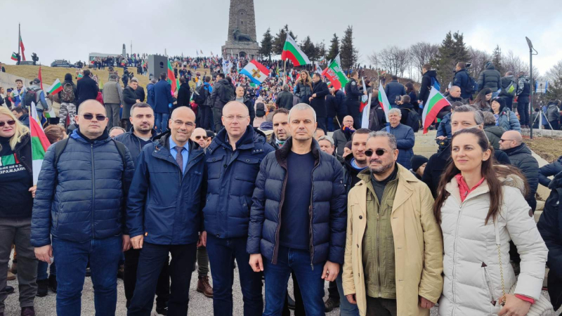 Депутати от Алтернатива за Германия и "Възраждане" (Молдова) посетиха Паметника на Свободата по покана на "Възраждане"