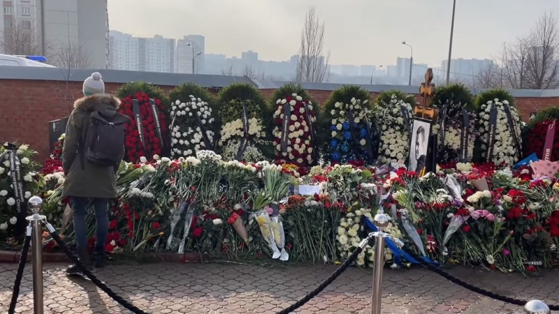 Трети ден след погребението: Хора продължават да се стичат на гроба на Навални 