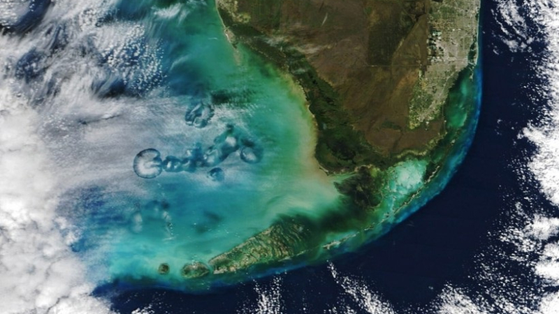 Сателит засне дупки в небето над Мексиканския залив