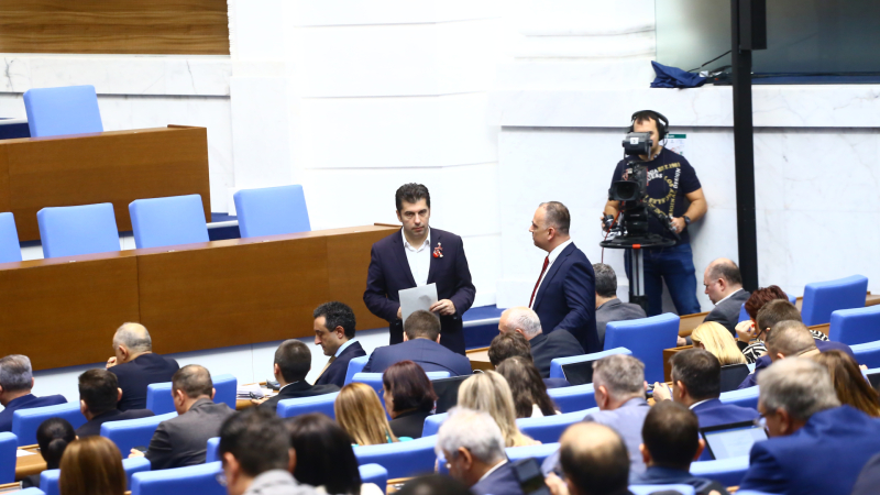 За 15 минути: Депутатите гласуваха спешни промени в 3 закона за служебния премиер!