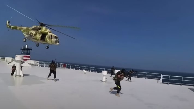 Истински кошмар: Хутите убиха трима моряци, поразиха кораба им с ракета