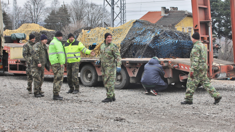 БТР-ите още не са тръгнали към Украйна – ето къде ги маскират СНИМКИ