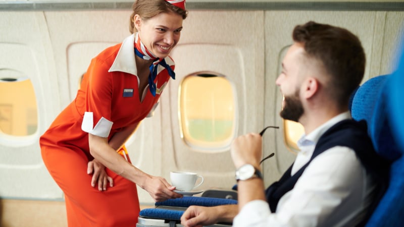 Разкриха тайна: Защо всъщност стюардесите ни поздравяват на входа на самолет