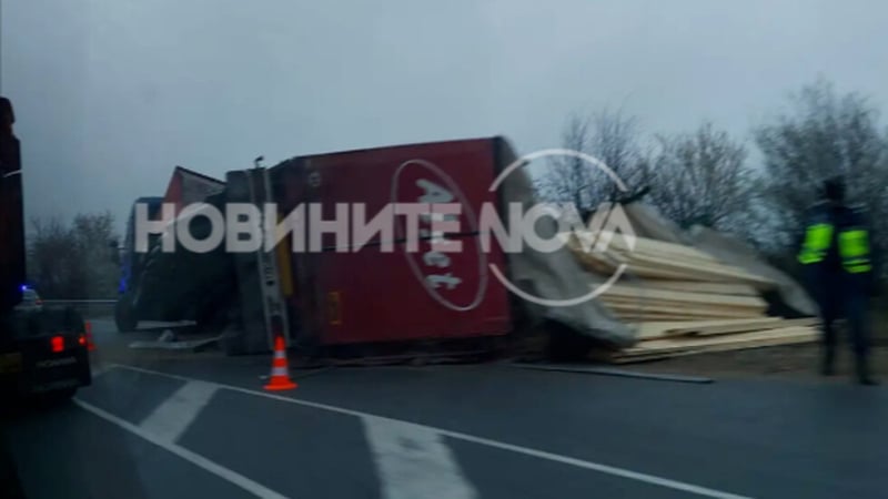 Страшен инцидент с тир на пътя Пазарджик-Пловдив СНИМКА
