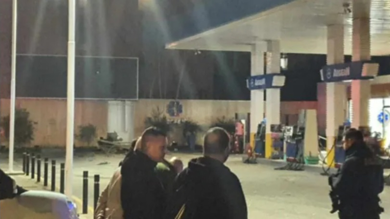 Извънредно: Бомба се взриви мощно до бензиностанция в Гърция 