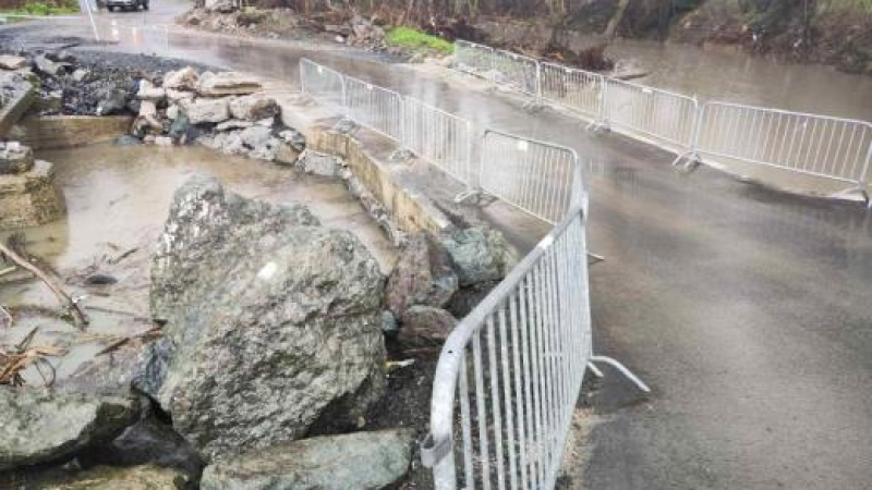 Заради валежите в Царево: Затвориха моста за „Василико“ ВИДЕО