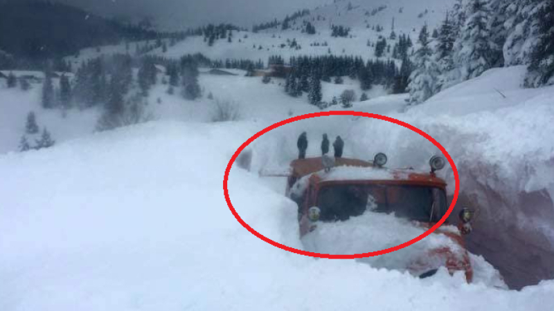 СНИМКИ на камион, пъплещ сред стени от сняг в Родопите, стъписаха цяла България