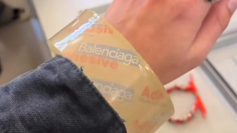Не е за вярване каква гривна за 3000 евро представи Balenciaga ВИДЕО